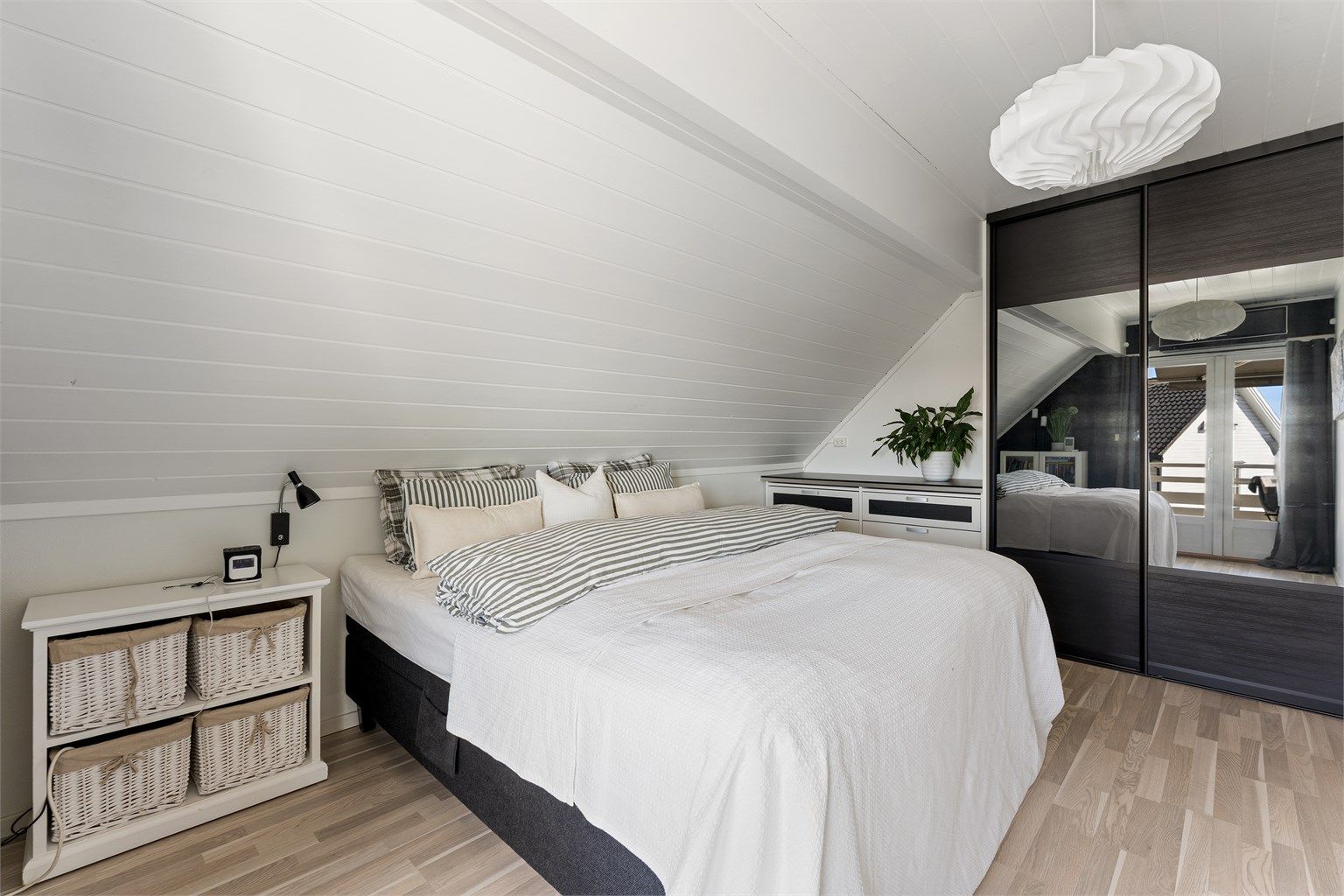 Praktisk skyvedørsgarderobe på hovedsoverommet gir rikelig med oppbevaringsplass.