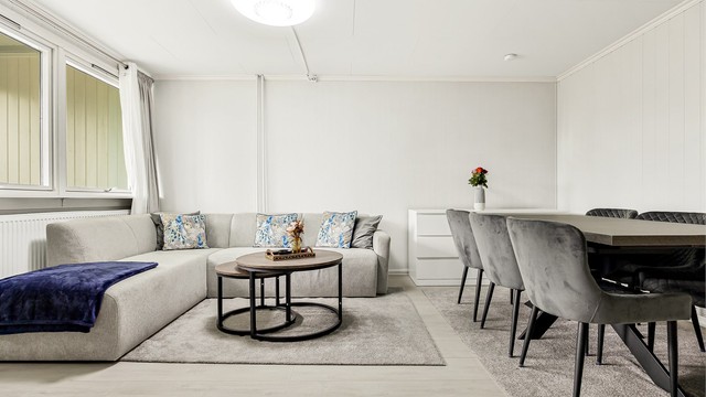Lys og trivelig stue med møbleringsmuligheter for både sofagruppe og spisebord.