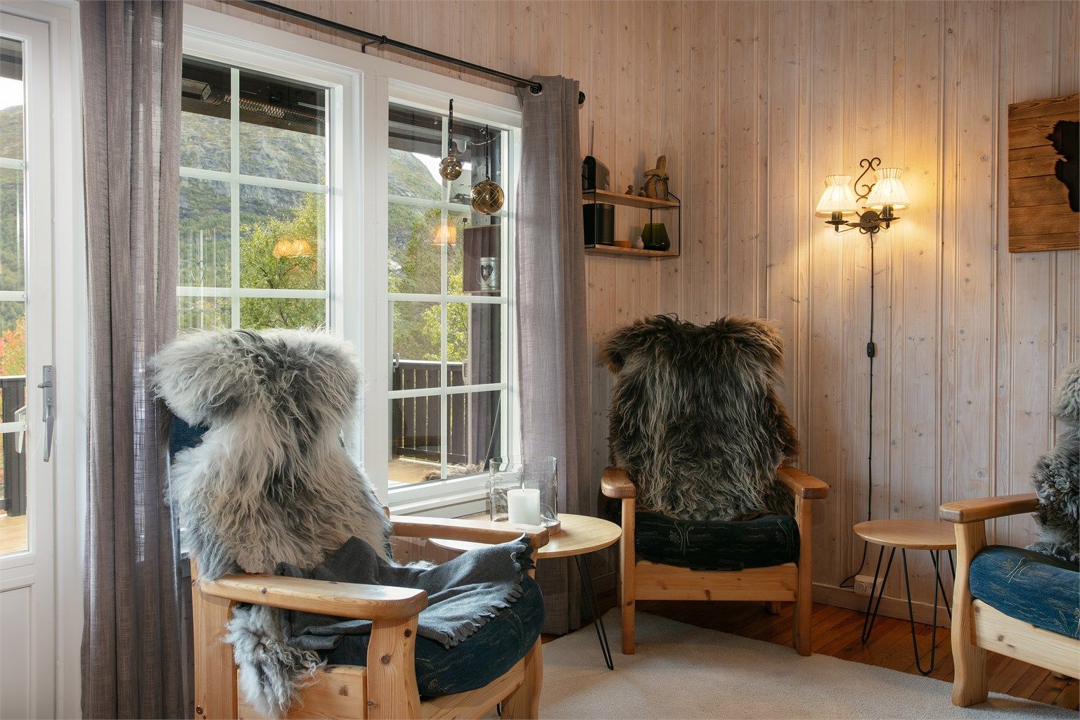 Vinduspostene slipper inn rikelig med dagslys og gir utsyn mot terrenget.
