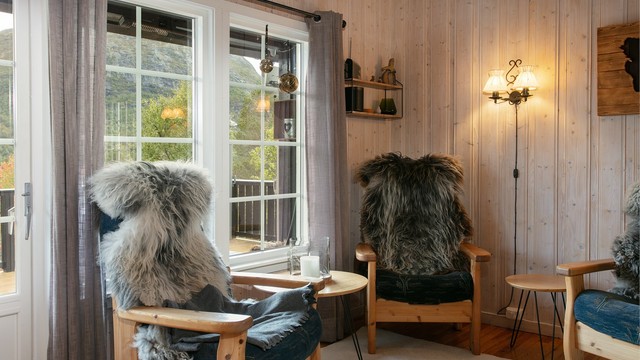 Vinduspostene slipper inn rikelig med dagslys og gir utsyn mot terrenget.
