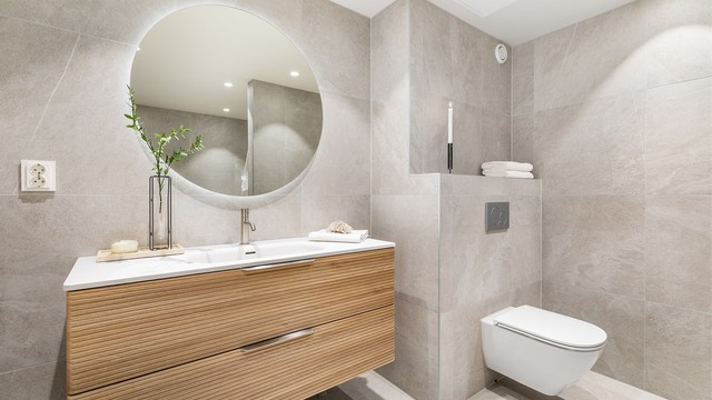 Badet er bygget opp på nytt med blant annet nystøpt gulv med nye varmekabler. Baderomsmøblene er fra Megaflis.