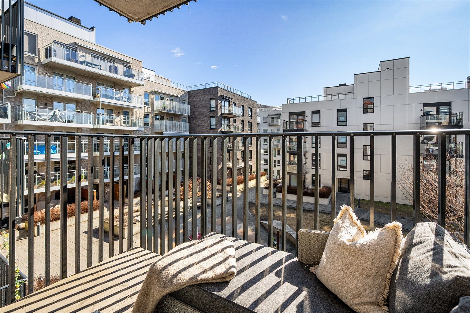 Her er god plass til sittegruppe, og vender inn mot atrium som gir en hyggelig nabolagsfølelse.