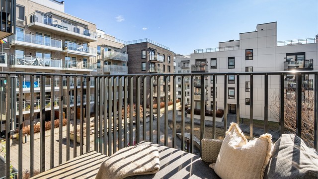 Her er god plass til sittegruppe, og vender inn mot atrium som gir en hyggelig nabolagsfølelse.