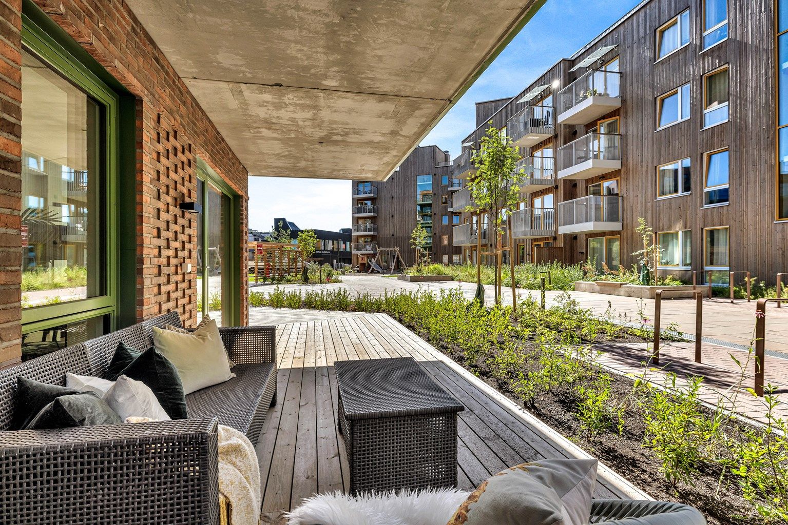 Stor markterrasse, med god plass til ulike møbleringsmuligheter. 