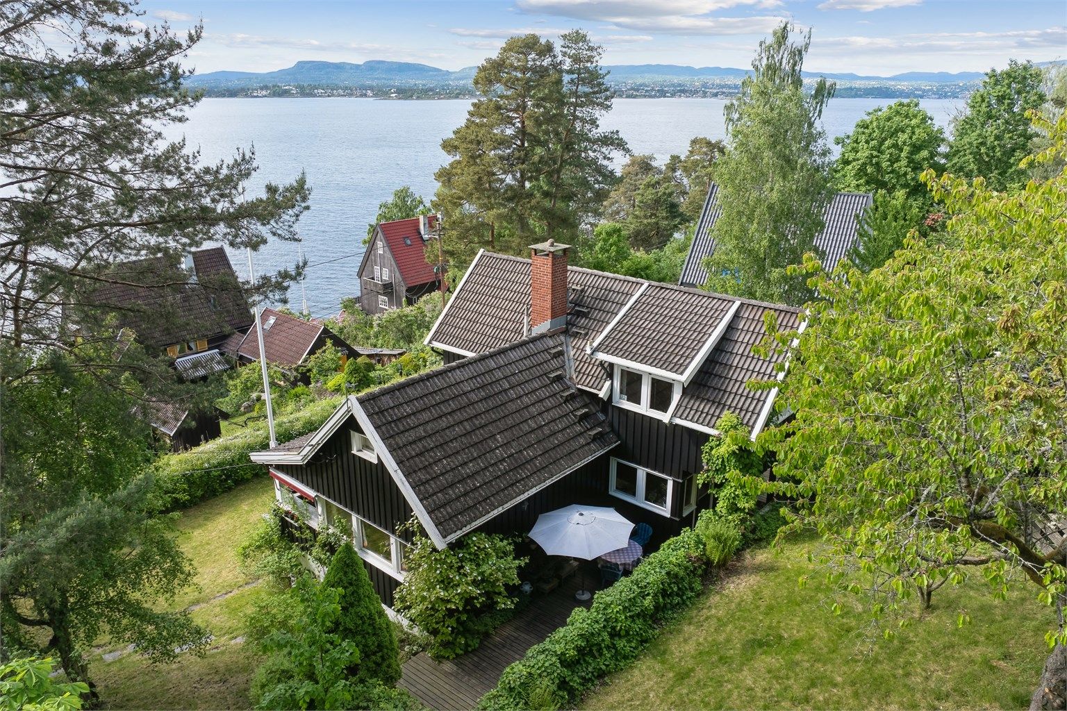 Eiendommen befinner seg i et ettertraktet og særeget boområde på Flaskebekk, på Nesoddens beste vestside. 