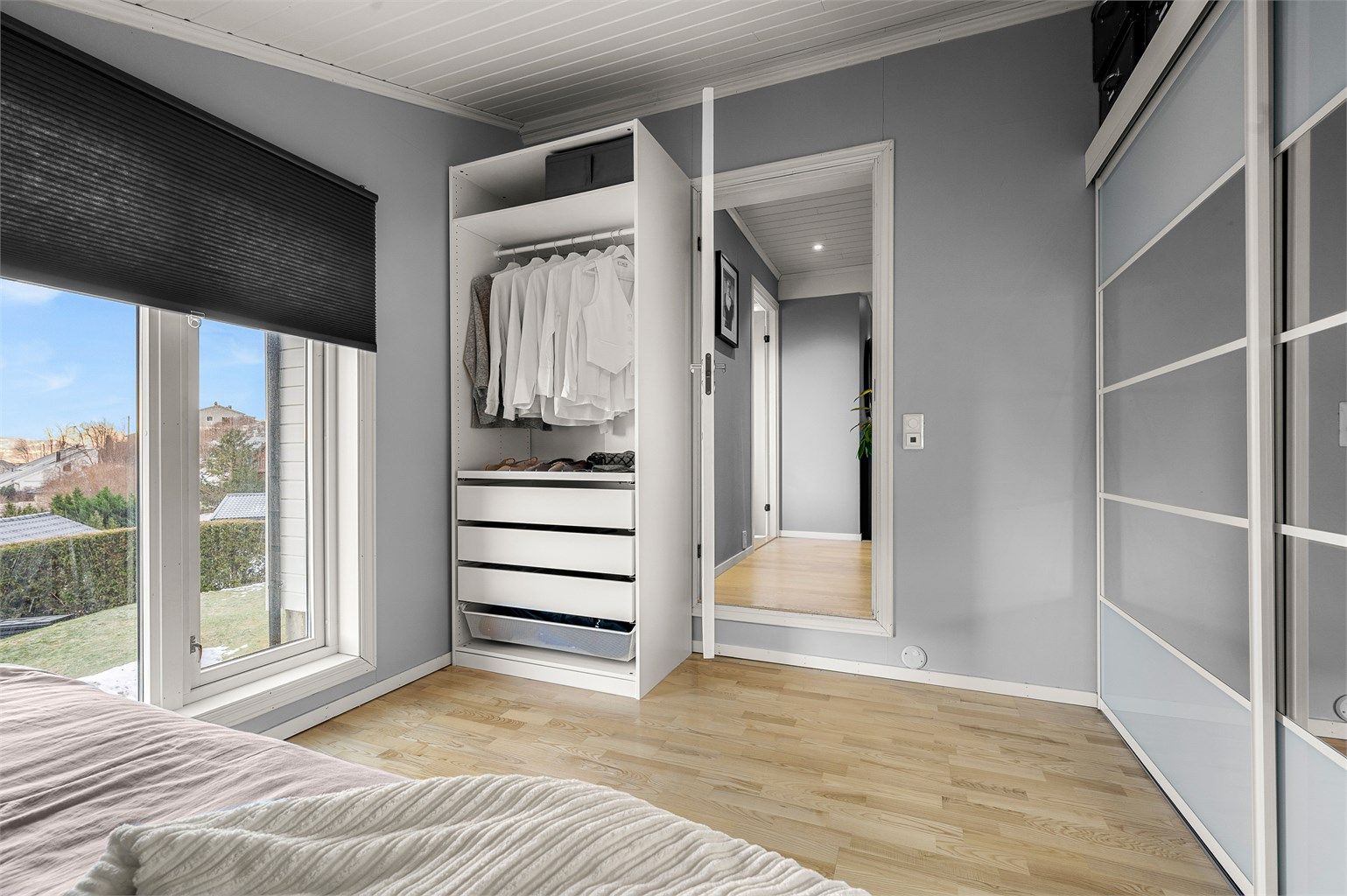 Rommet har gode møbleringsmuligheter med plass til både seng, nattbord og garderobe.