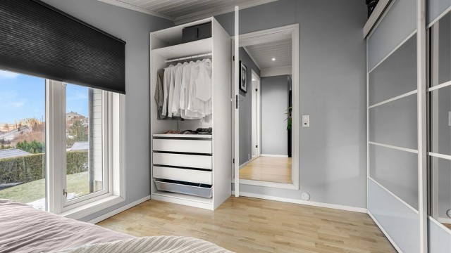 Rommet har gode møbleringsmuligheter med plass til både seng, nattbord og garderobe.