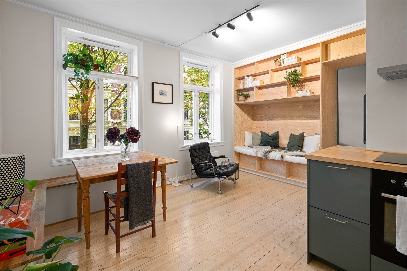 En lekker og unik 2-roms leilighet med ettertraktet beliggenhet på Grünerløkka. Dette er en innbydende leilighet i 2. etasje med klassiske detaljer som originalt tregulv, god takhøyde og store vindusflater.