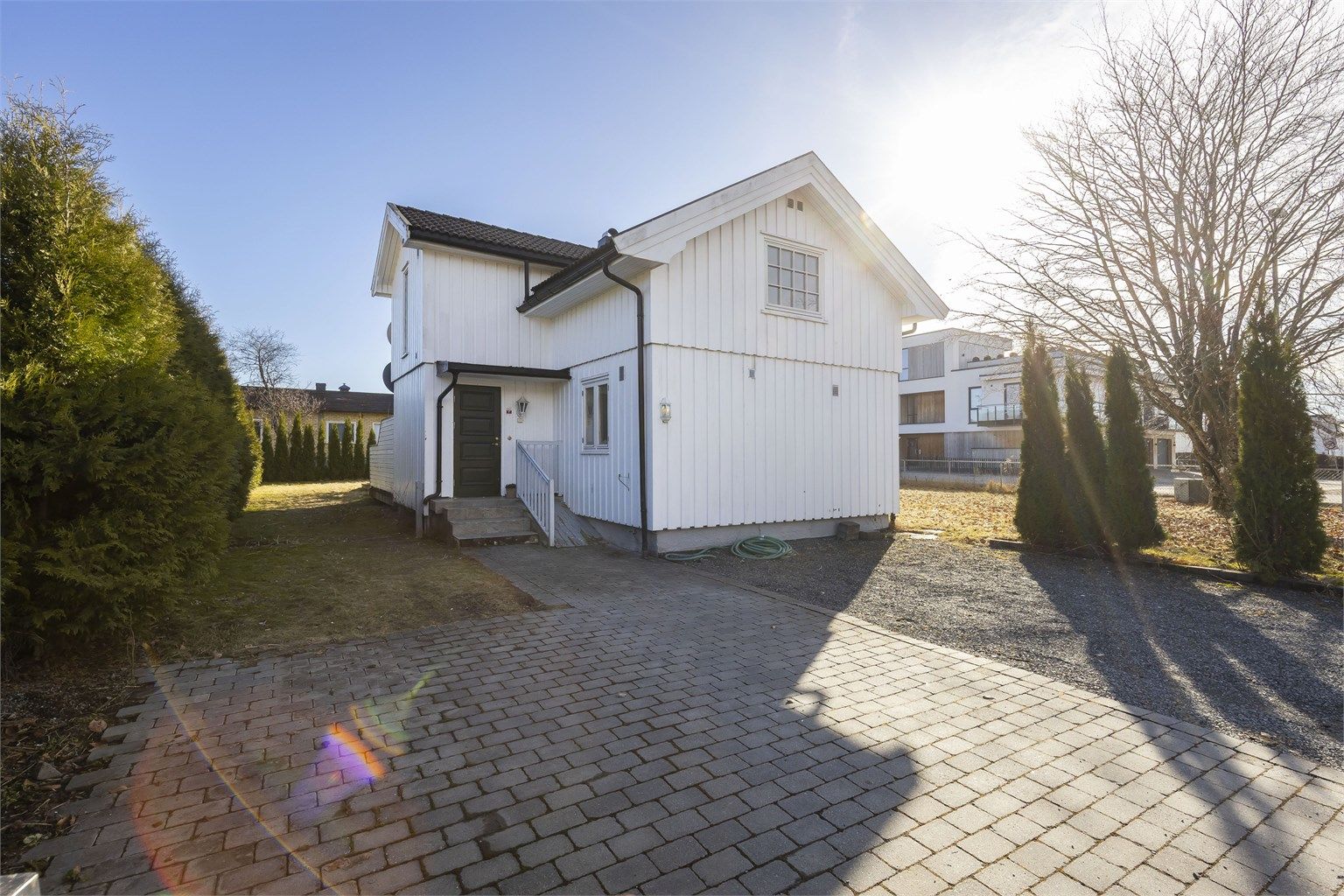 Delvis opparbeidet belegningsstein på fremsiden av huset. Direkte adgang til hage arealet. 