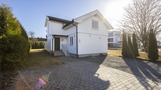 Delvis opparbeidet belegningsstein på fremsiden av huset. Direkte adgang til hage arealet.