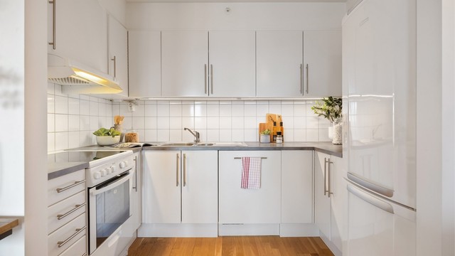 Kjøkkenet har en praktisk U-form med godt med skap- og benkeplass.