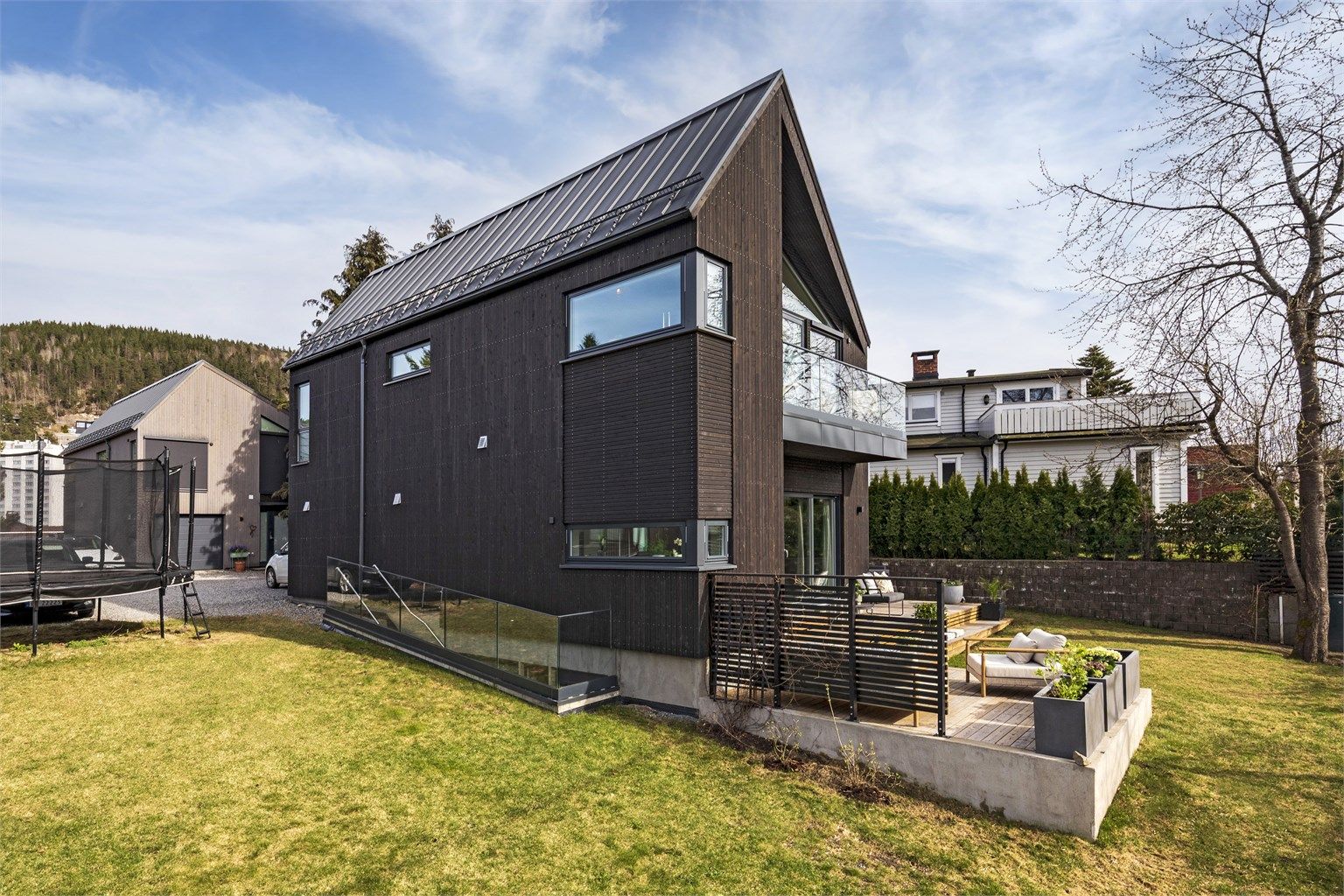 Huset er en del av sameie med 5 seksjoner der hver seksjon har sitt private uteområde samt noe felles tomt