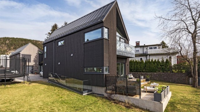 Huset er en del av sameie med 5 seksjoner der hver seksjon har sitt private uteområde samt noe felles tomt