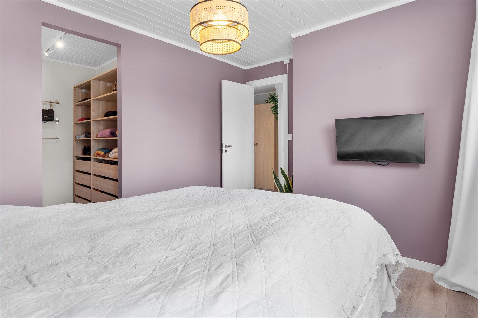 I tilknytning hovedsoverom er det praktisk walk-in-closet.