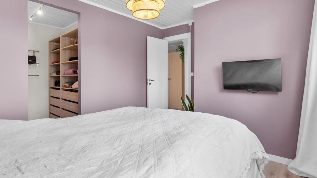 I tilknytning hovedsoverom er det praktisk walk-in-closet.