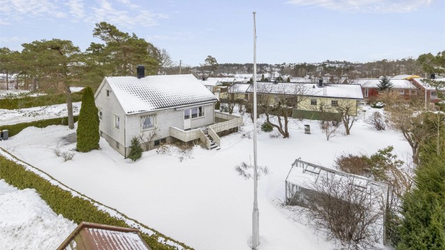 Velkommen til Sømsveien 120! En enebolig med en stor, sentral tomt som byr på mange muligheter.