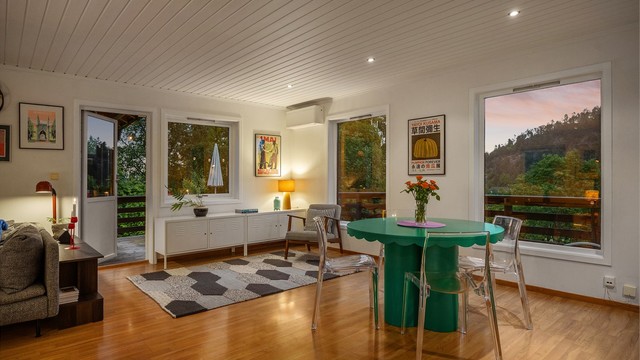 Det er god plass til spisestue i stuen - Utgang til terrasse og utestue