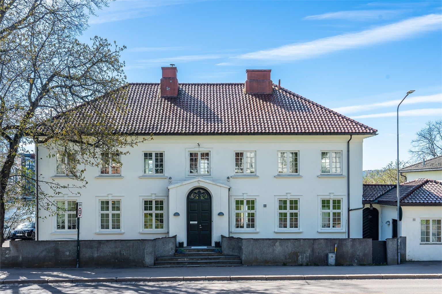 Arkitekttegnet herskapelig villa fra 1925 med tydelig identitet.