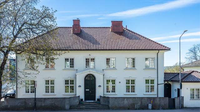 Arkitekttegnet herskapelig villa fra 1925 med tydelig identitet.