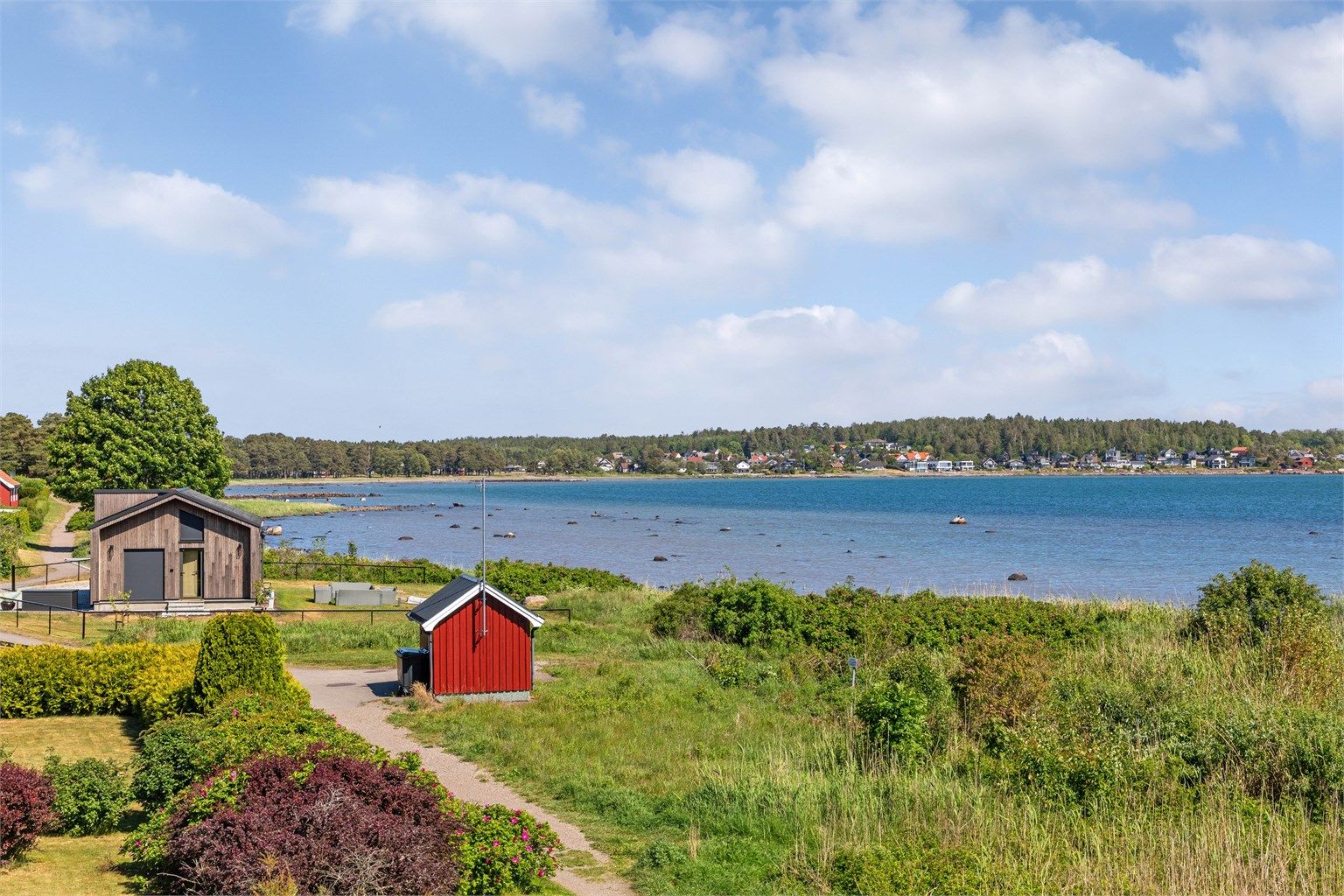 Utsikt mot Skallevold fra soverommet. 