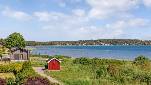Utsikt mot Skallevold fra soverommet.