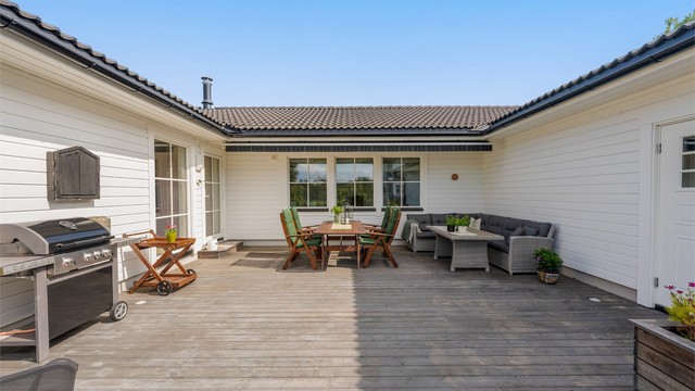 Terrassen har god plass til utemøbler og grill.