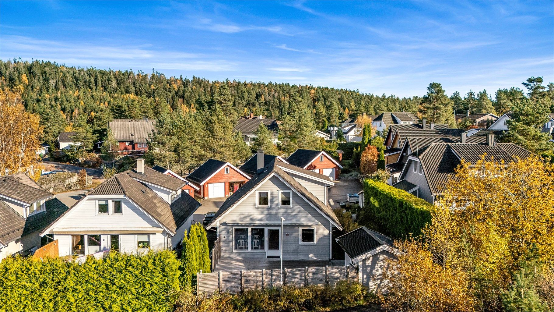 Boligen ligger i et meget barnevennlig og rolig område - tett på naturen