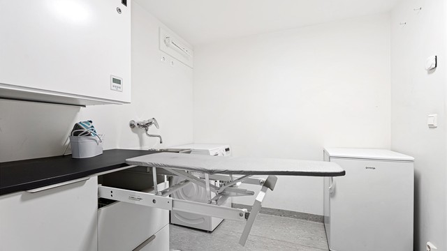 Praktisk vaskerom med uttrekkbart strykebrett, innredning med oppbevaringsplass og naturligvis opplegg til vask/tørk og tørkeløsning