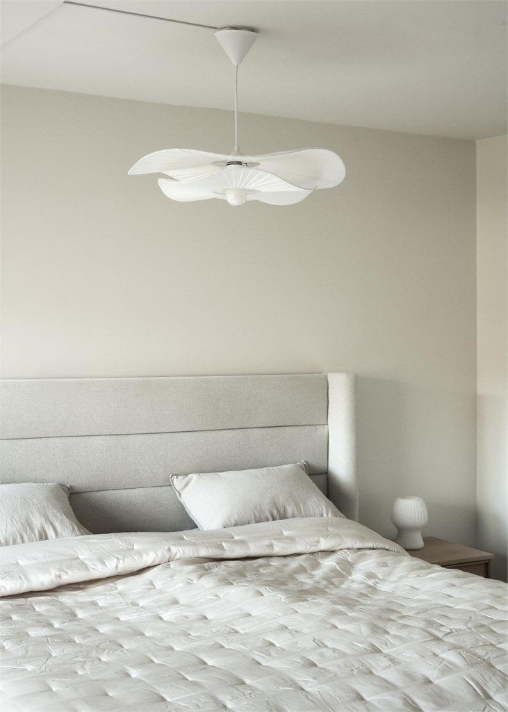 Rolige og behagelige fargevalg på hovedsoverommet.