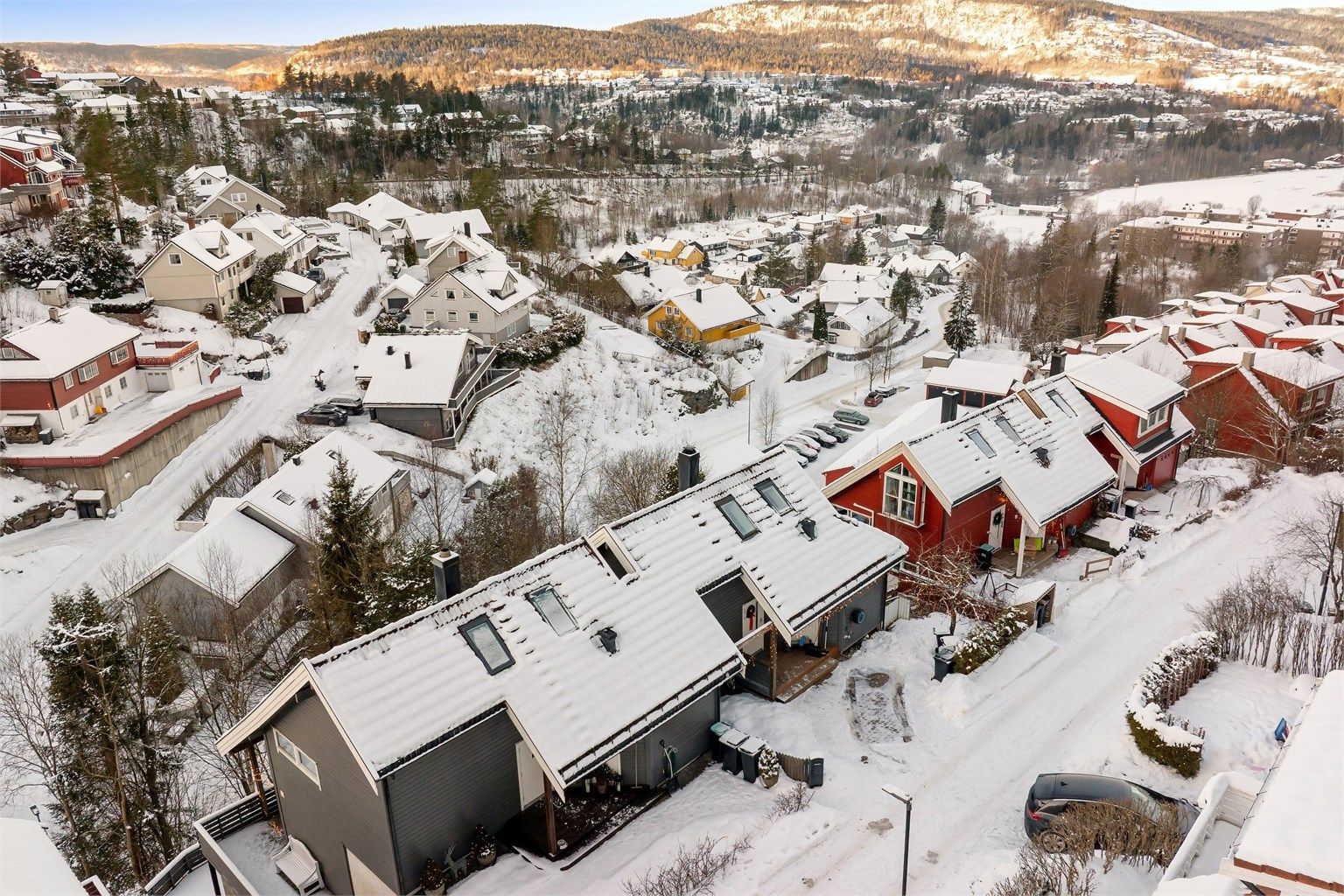 På forsiden av huset er det mulighet for å parkere bil