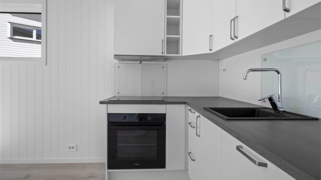 Kjøkkenet er utstyrt med integrert stekeovn, kjøl/fryseskap, oppvaskmaskin og induksjonstopp.