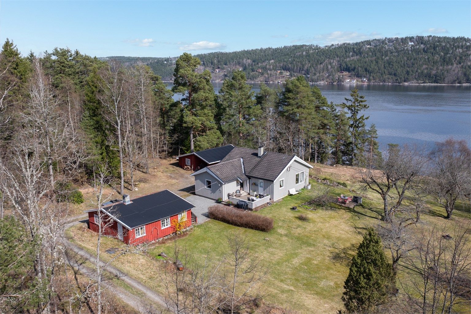 Eiendommen fremstår som en sjelden perle med stor hage, tett på naturen med skog og mark rundt, samt egen sjølinje og brygge.