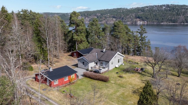 Eiendommen fremstår som en sjelden perle med stor hage, tett på naturen med skog og mark rundt, samt egen sjølinje og brygge.