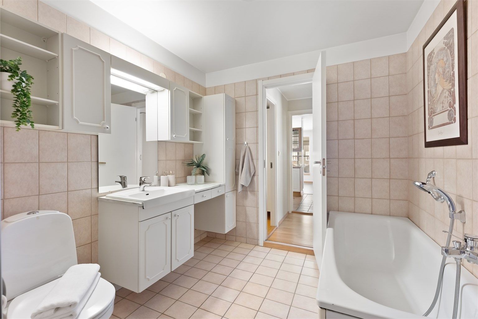 Badet har varmekabler i gulvet og opplegg for vaskemaskin.