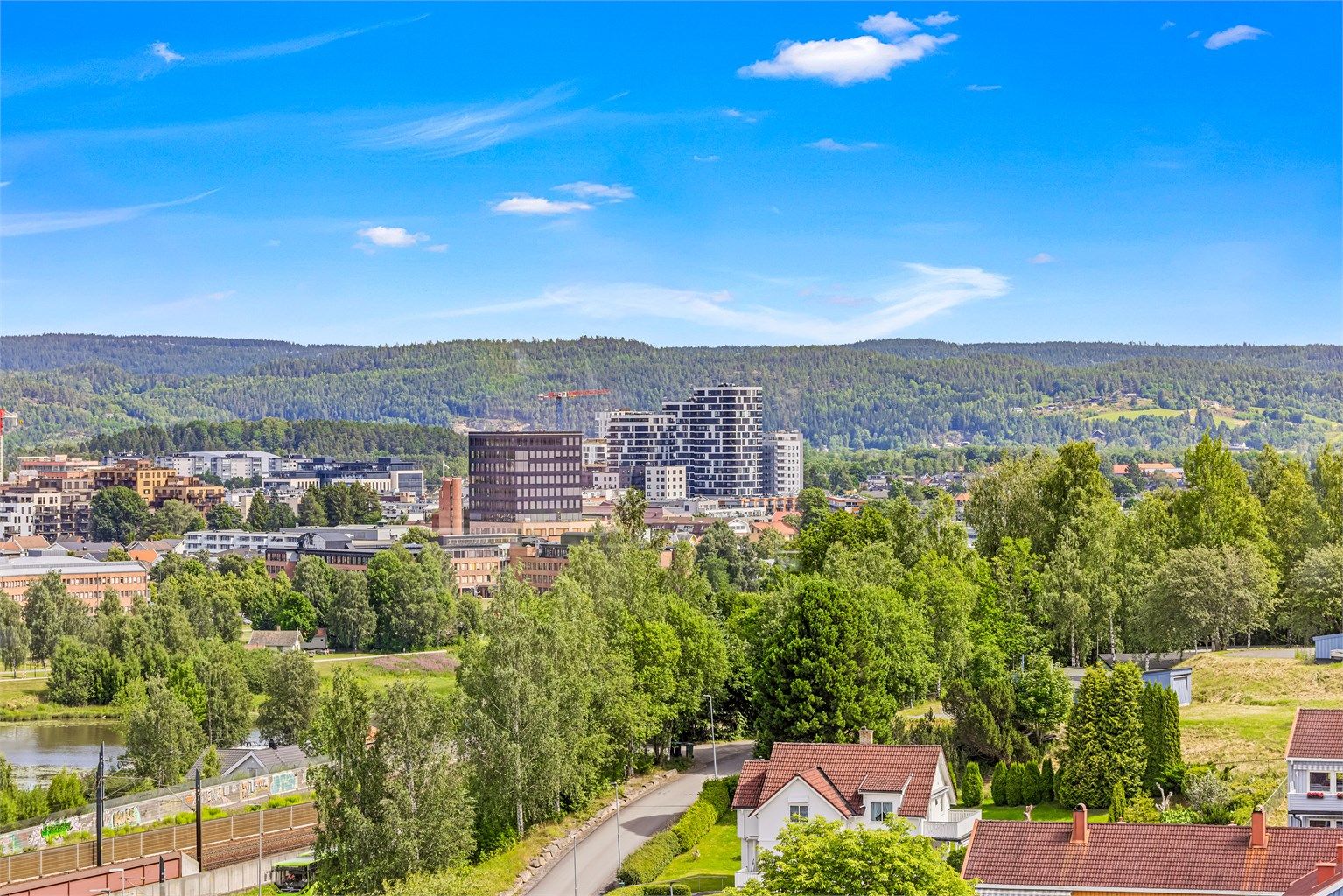 Fra Strømmen stasjon tar toget ca. 25 minutter til Oslo S.