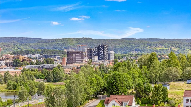Fra Strømmen stasjon tar toget ca. 25 minutter til Oslo S.