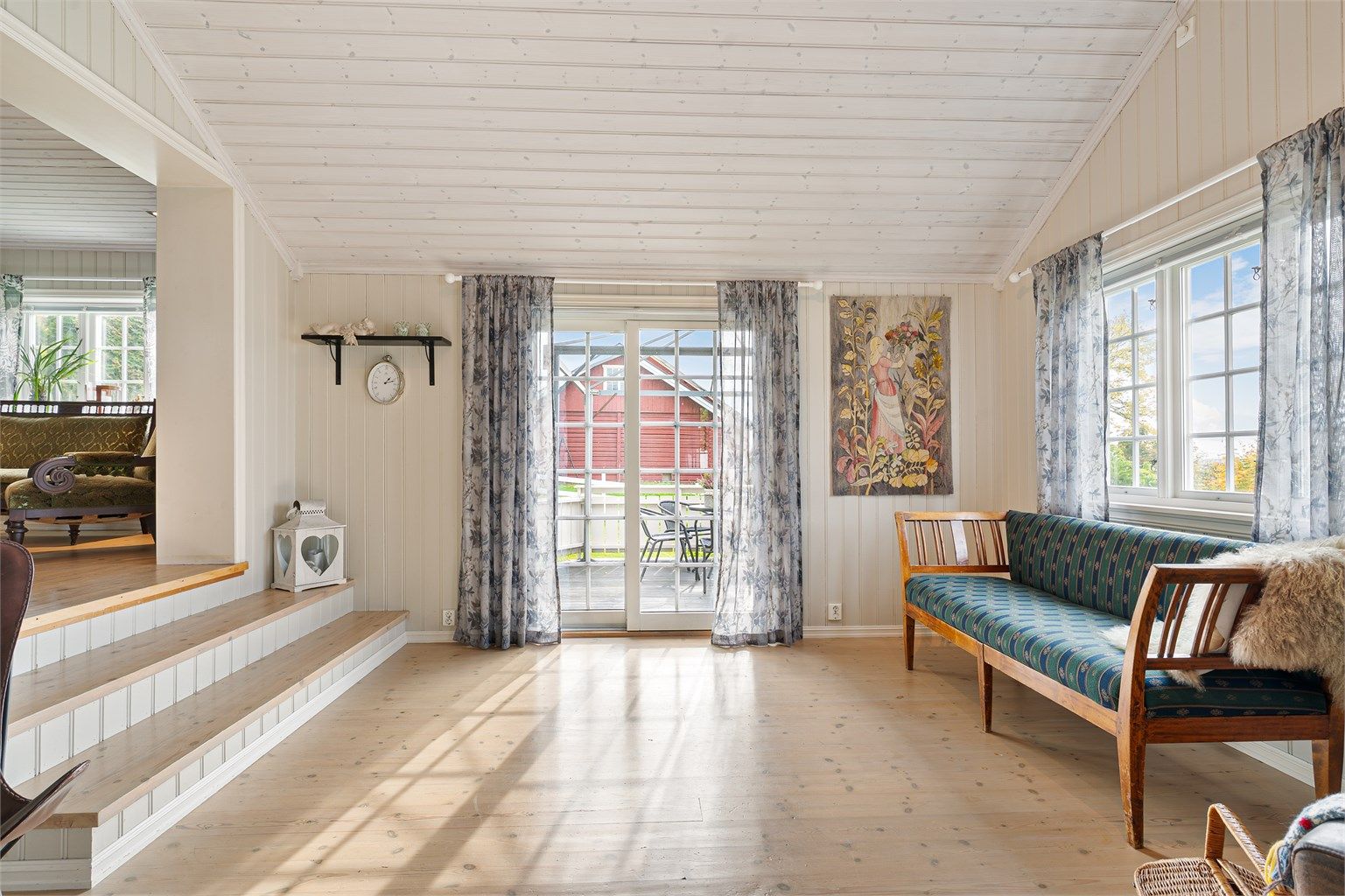 Mye naturlig lysinnslipp fra vinduene.