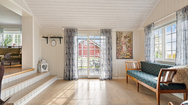 Mye naturlig lysinnslipp fra vinduene.