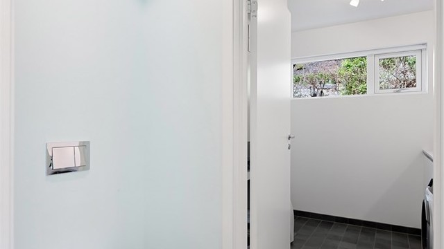 I 1. etasjen finner du et praktisk toalettrom med vaskerom på innsiden