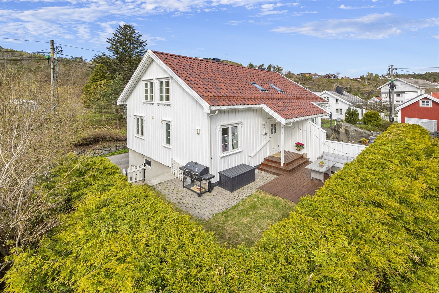 Nydelig del av tomannsbolig med parkering i garasje og deilig uteplass