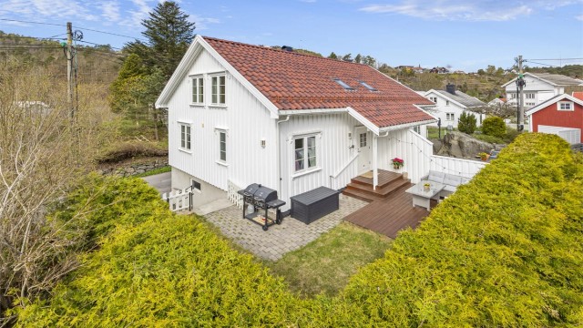 Nydelig del av tomannsbolig med parkering i garasje og deilig uteplass