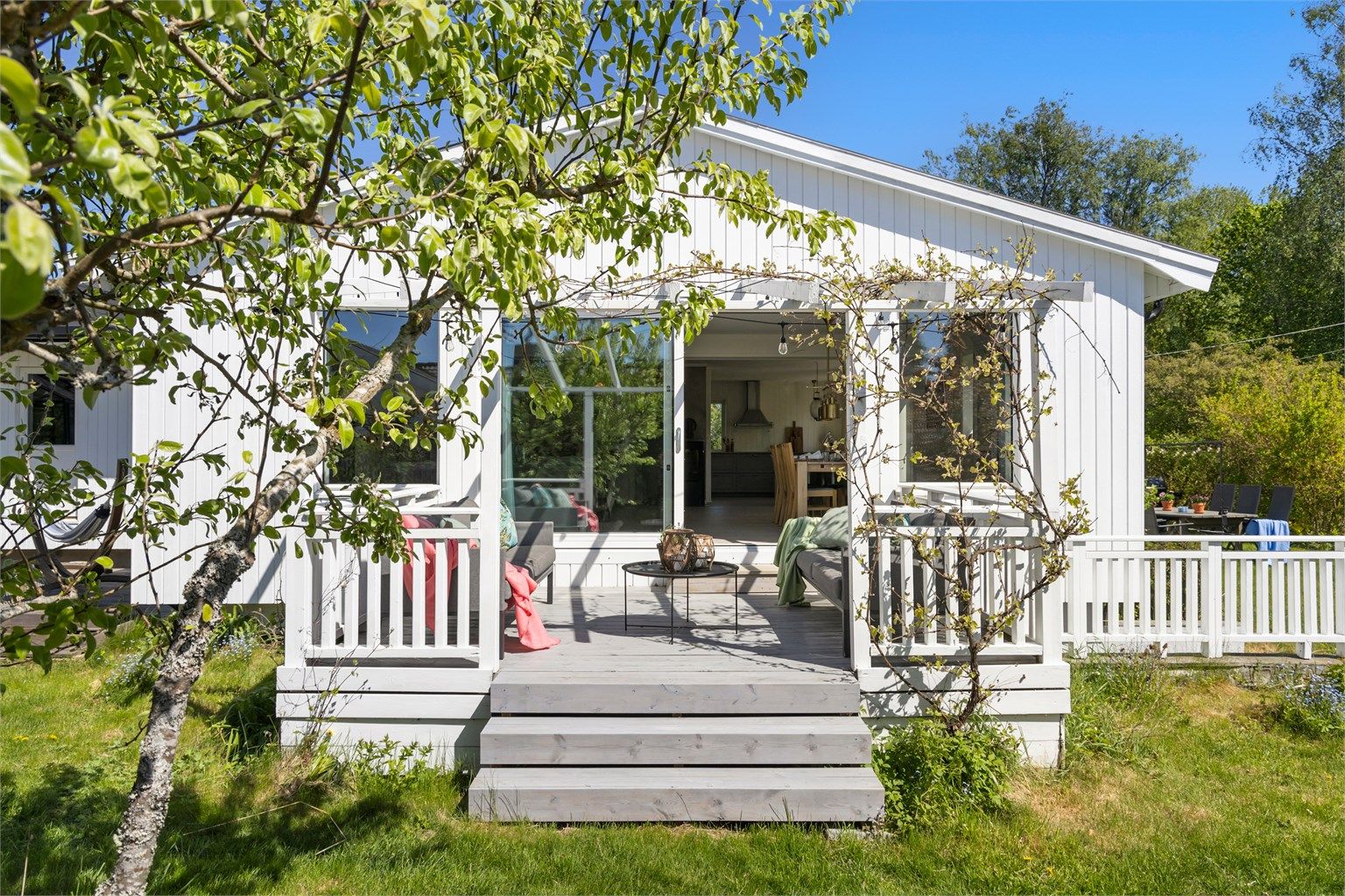 Eiendommen ligger tilbaketrukket og skjermet til