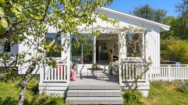 Eiendommen ligger tilbaketrukket og skjermet til