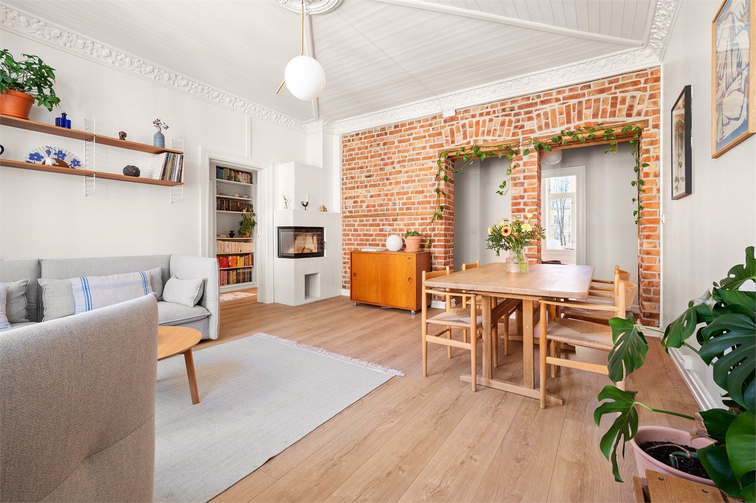 I stuen, som i de fleste av leilighetens rom, er det lagt elektrisk gulvvarme for jevn komfort.