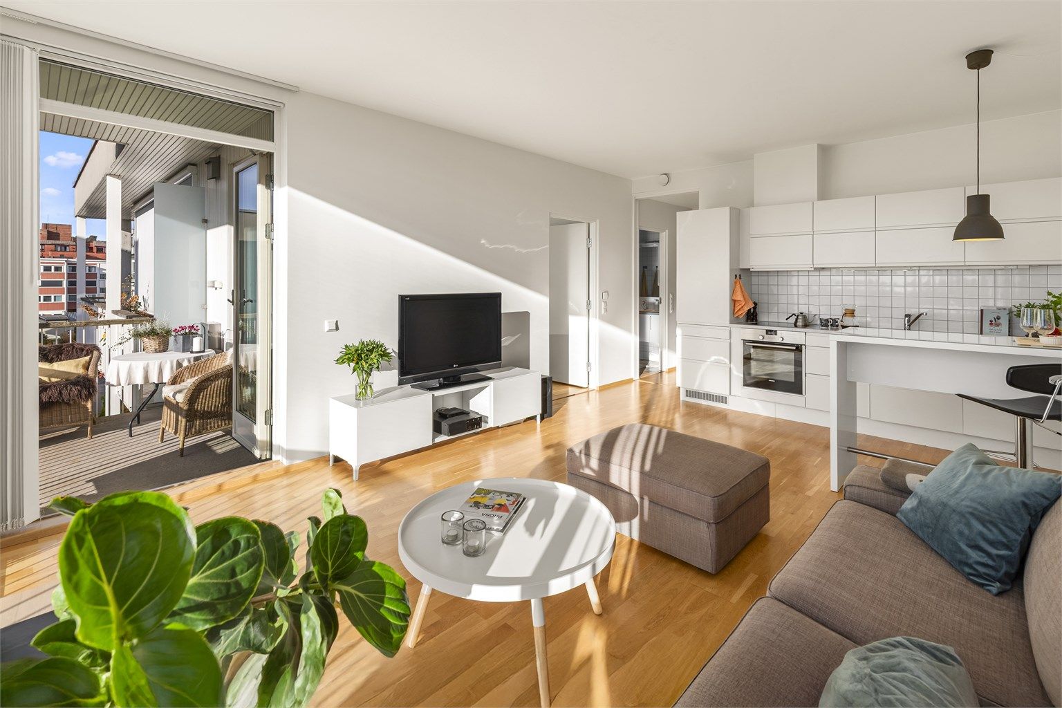 De store vindusflatene gir leiligheten et fantastisk lysinnslipp og skaper en luftig og åpen atmosfære i både stuen og soverommet