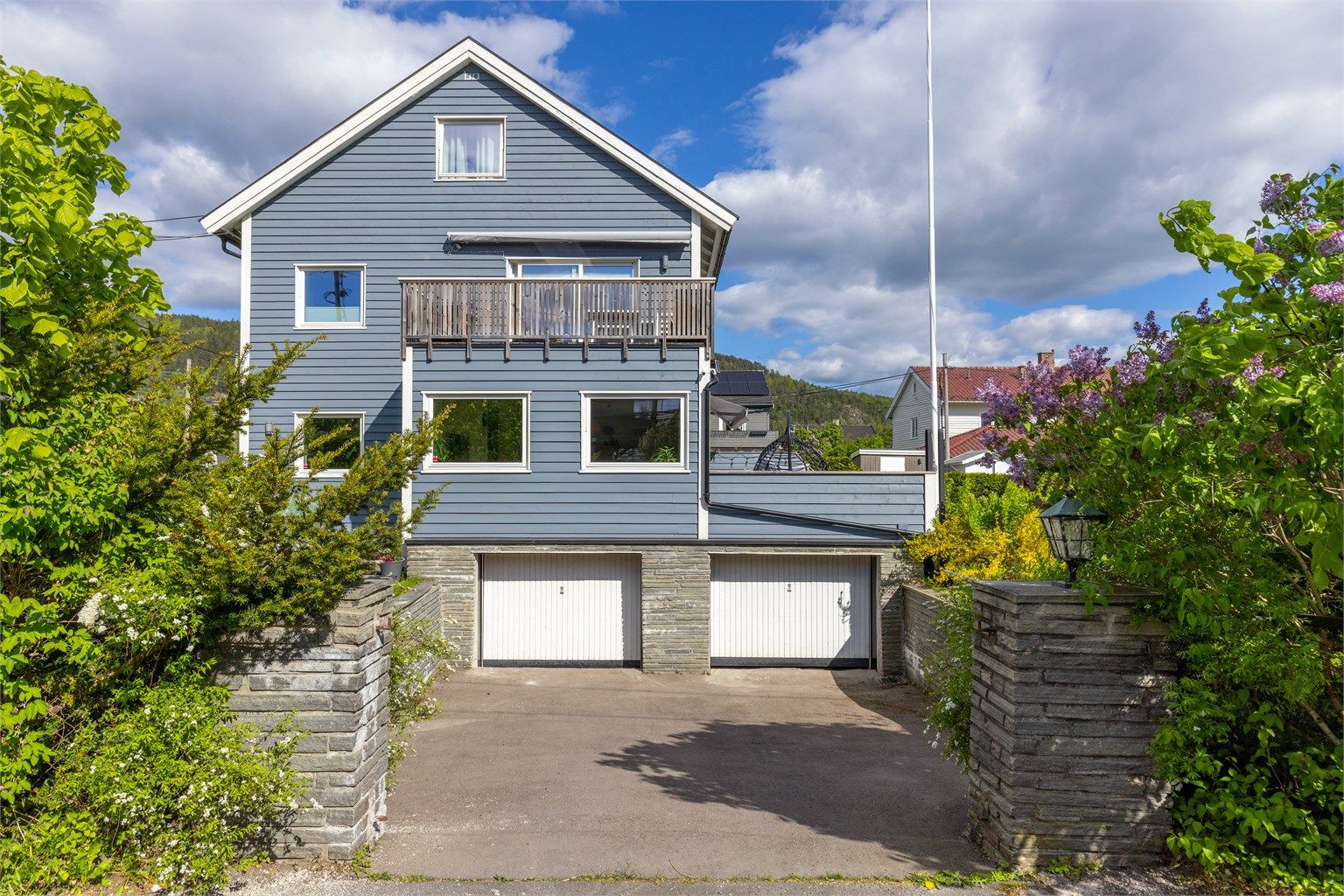 Det medfølger to garasjeplasser i boligens underetasje. Begge har vippeport med elektrisk styring.