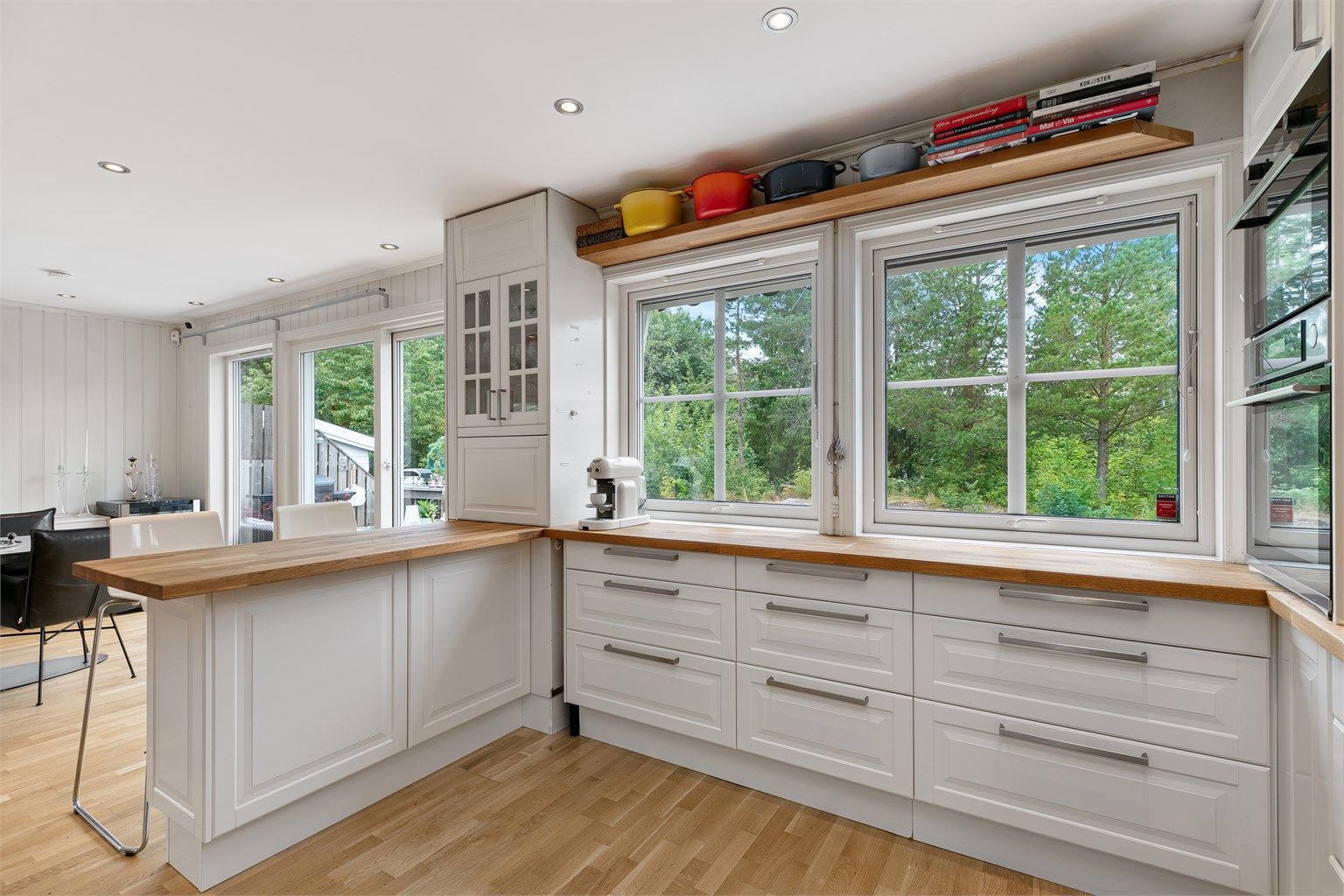  De store vinduene bidrar med mye naturlig lys. 