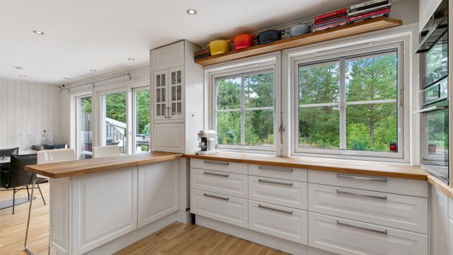 De store vinduene bidrar med mye naturlig lys.