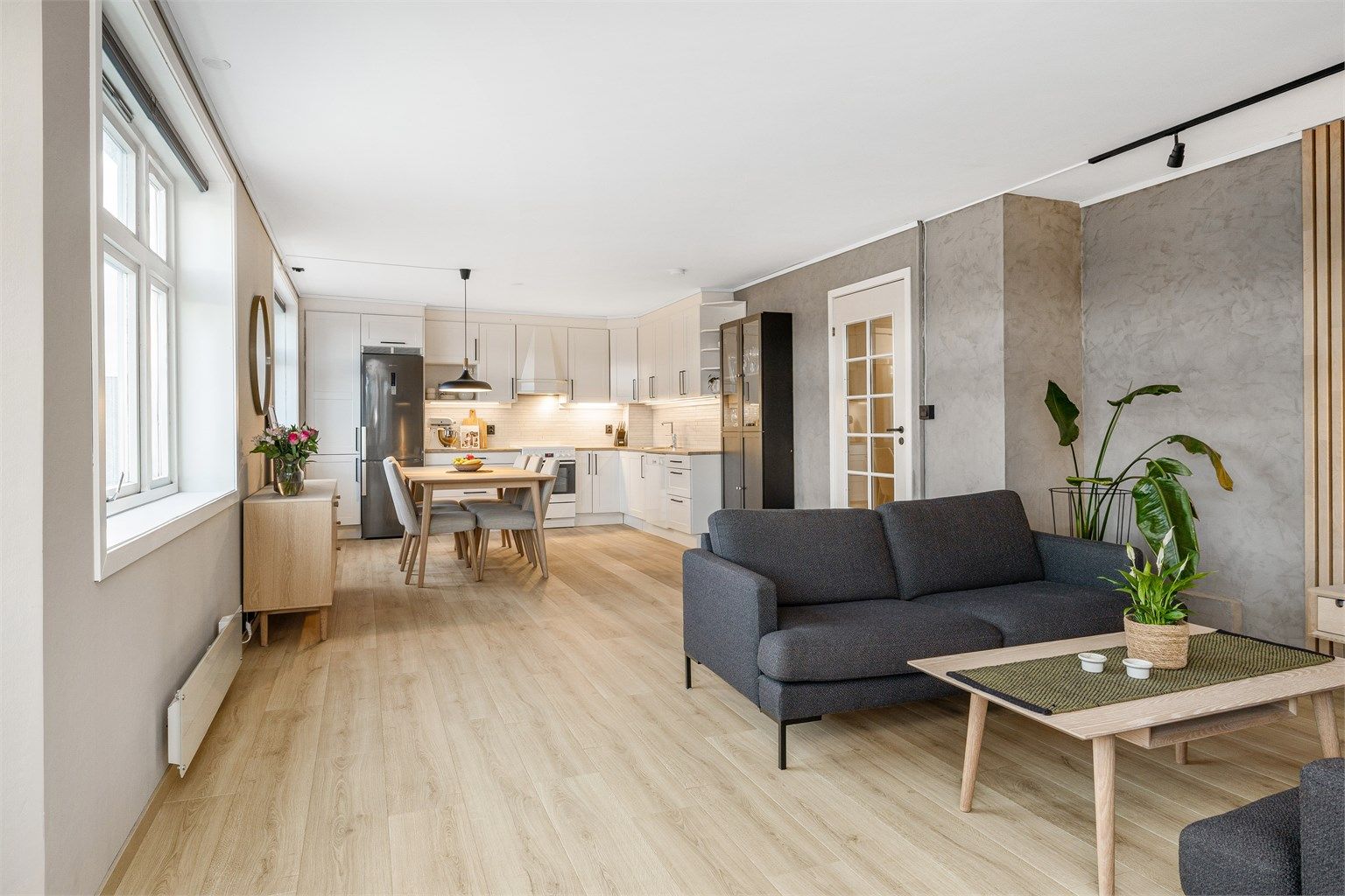 Fra entré/gang kommer man inn i et åpent og luftig stue-kjøkkenrom på hele 38m². Tidligere delevegg er tatt bort for å gi en mer luftig følelse. Kombinert med det gode lysinnslippet er det en behagelig atmosfære i rommet