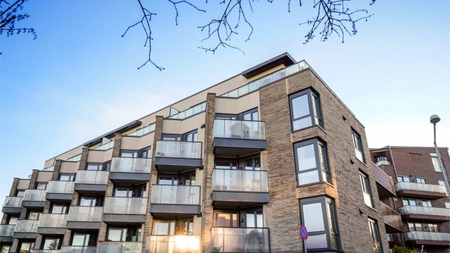 Bygget er fra 2024 og har en moderne fasade med yttervegger i trekledning og murverk.